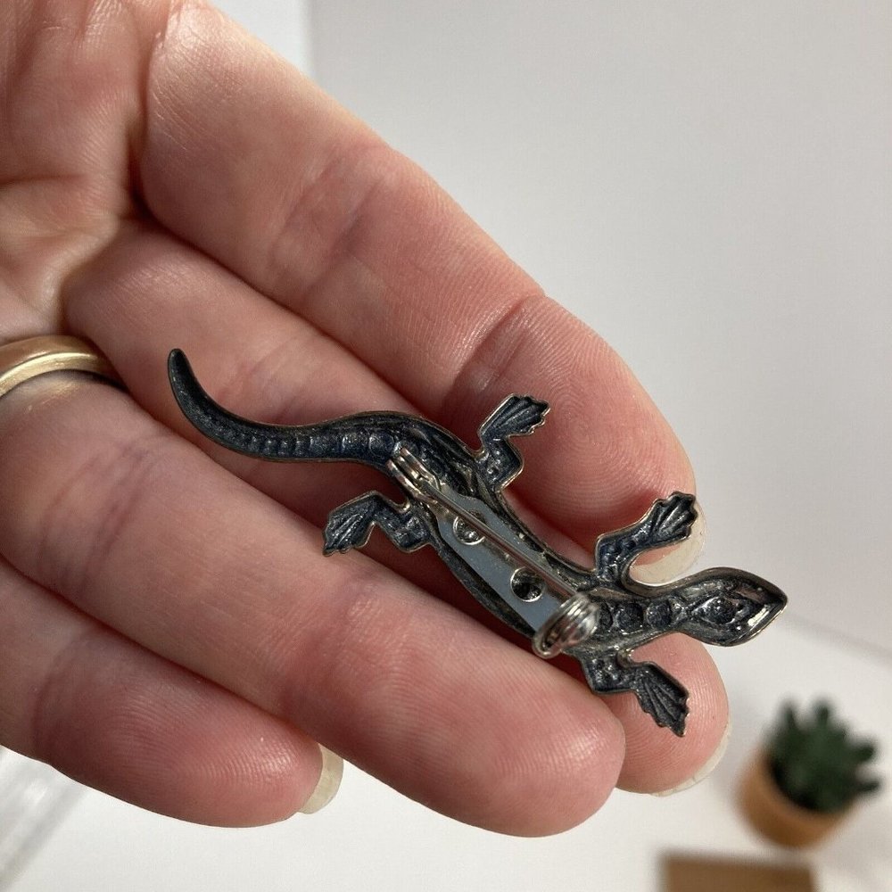 Vintage Women’s Silver Tone 2 Inch Lizard Brooch Etching Southwest Design - Picture 6 of 6